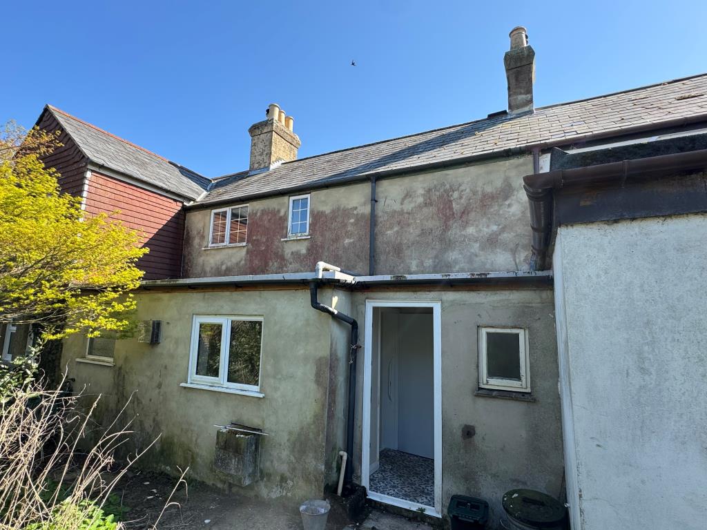 Lot: 71 - FREEHOLD THREE-BEDROOM COTTAGE FOR IMPROVEMENT - A Rear View